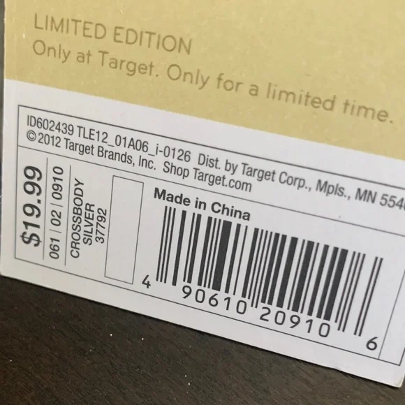 Elegant Silver Textured  Crossbody/Clutch with Chain Strapz - Picture 9 of 11